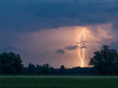 Грози, вітер та град: Метеорологи попереджають про небезпеку на Харківщині