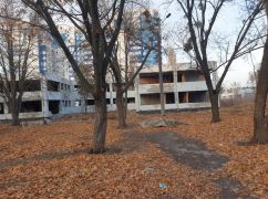 Цену "обвалили" вдвое: в Харькове третий раз выставили на продажу поврежденную школу