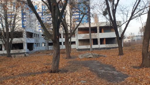 Цену "обвалили" вдвое: в Харькове третий раз выставили на продажу поврежденную школу