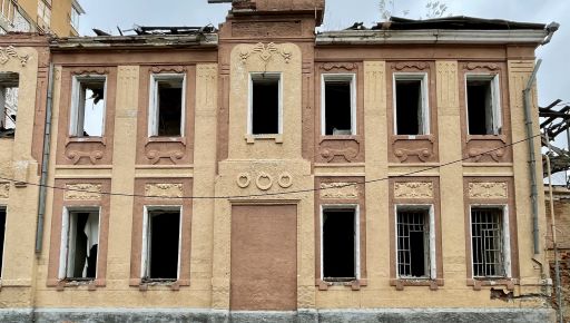 Харьковчане собирали исторический кирпич со снесенного памятника на площади Героев Небесной Сотни