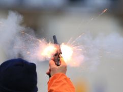 В Харькове на Юбилейном неизвестный устроил "шоу" с пистолетом среди толпы