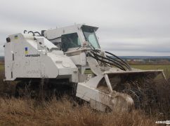 ДСНС показала британський Armtrac-400, що витягає із землі міни на Харківщині