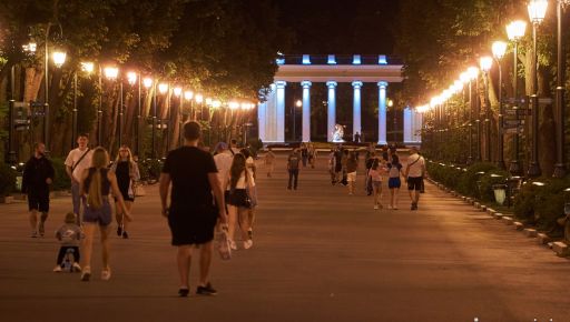 В Центральном парке Харькова включили подсветку