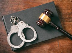 Бив, душив і зривав прикраси: на Харківщині засудили рецидивіста