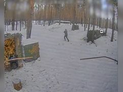 На Харківщині росіянин із автоматом програв дуель українському дрону: кадри з фронту