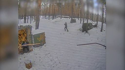 На Харківщині росіянин із автоматом програв дуель українському дрону: кадри з фронту