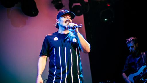 Лидер харьковской группы ТНМК спел премьеру песни на масштабном шоу