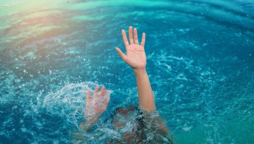 На Харьковщине 2-летний мальчик утонул в бассейне
