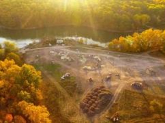 На окраине Харькова появилась осенняя локация с сотнями тыквенных композиций (ВИДЕО)