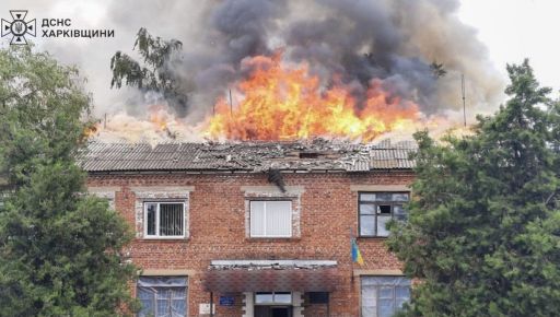 На Куп’янщині дрони влучили в адміністративну будівлю: спалахнула пожежа