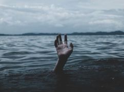 На Харківщині рятувальники дістали з водойми 35-річного потопельника
