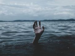 Водолазы ГСЧС достали тело погибшего из реки Харьков