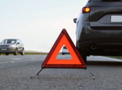 У містечку на Харківщині три автівки зіштовхнулися біля відділу поліції: кадри з місця