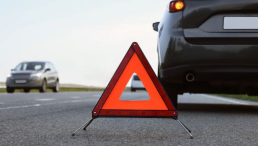 У містечку на Харківщині три автівки зіштовхнулися біля відділу поліції: кадри з місця
