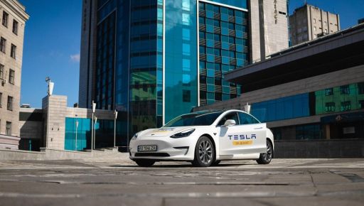 Tesla за донат: Денис Парамонов віддає ще одну автівку на благодійність