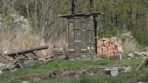 В Харьковской области из российских ящиков для снарядов построили туалет