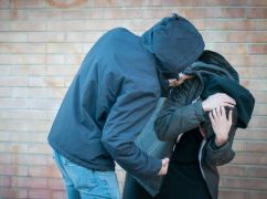 На Харківщині затримали чоловіка за тяжкі тілесні ушкодження знайомому