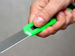 У Харкові чоловік намагався вбити знайомого канцелярським ножем