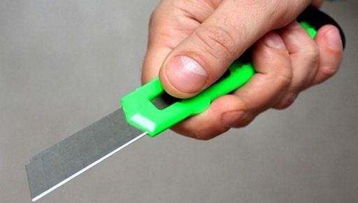В Харькове мужчина пытался убить знакомого канцелярским ножом