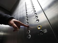У Харкові чоловіка пограбували у ліфті на 30 тис. грн