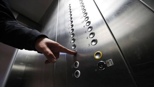 У Харкові чоловіка пограбували у ліфті на 30 тис. грн