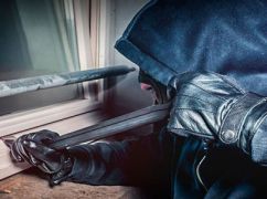 Трижды ограбил один дом: в Харьковской области суд отправил военного за решетку