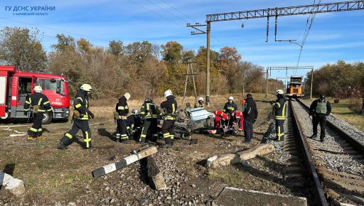 На Харківщині під залізничну дрезину залетів автомобіль: "Швидка" забрала двох людей
