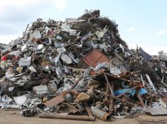 У містечку на Харківщині чоловік із ножем напав на працівника металоприйомки