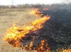 ДСНС ліквідовує пожежу після ворожої атаки між двома громадами Харківщини
