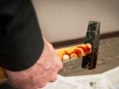 Вісім ударів молотком по голові: у Харкові пенсіонерка заплатить 17 тис. штрафу за напад на сусідку