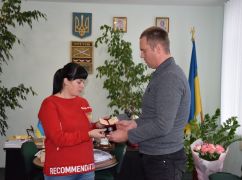 В Харьковской области награду погибшего защитника вручили его вдове