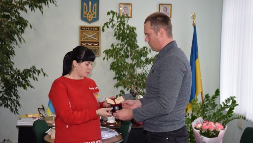 В Харьковской области награду погибшего защитника вручили его вдове