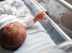 Выжившая во время обстрела на Харьковщине женщина родила дочь &ndash; СМИ