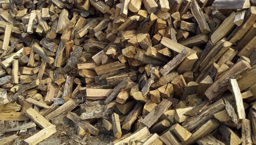 В окупованій громаді на Харківщині ціни на дрова виросли вдвічі
