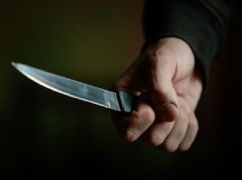 Сбил с ног и начал кромсать ножом: в Харьковской области несовершеннолетний хотел зарезать женщину