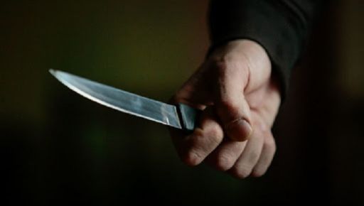 Сбил с ног и начал кромсать ножом: в Харьковской области несовершеннолетний хотел зарезать женщину