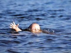 Дитина потонула, поки дорослі випивали на пляжі: Суд покарав "горе-матір" із Харківщини
