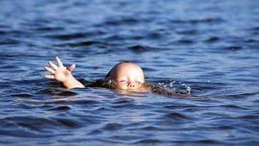 Дитина потонула, поки дорослі випивали на пляжі: Суд покарав "горе-матір" із Харківщини