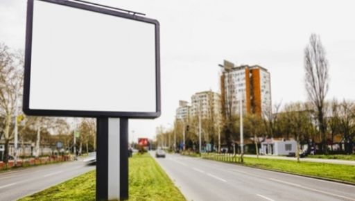 На трассах Харьковщины могут исчезнуть рекламные билборды: облсовет работает над изменениями в рекламе