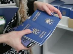 "Штурм паспортистки": Как в Харькове отнеслись к решению МИД не выдавать мужчинам паспорта за границей