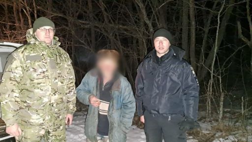 Блукав понад 5 годин: Поліцейські врятували пенсіонера, що загубився в лісі на Чугуївщині