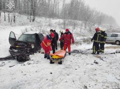 На Харьковщине из-за непогоды произошло 2 ДТП: Водителей из смятых авто доставали спасатели