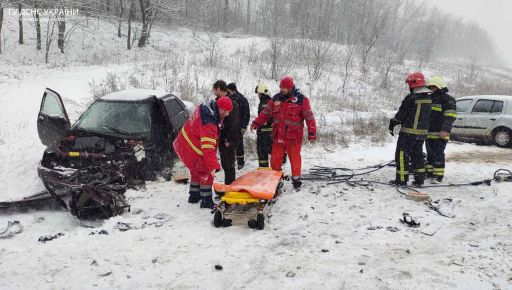 На Харьковщине из-за непогоды произошло 2 ДТП: Водителей из смятых авто доставали спасатели