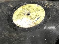 На Изюмщине россияне уничтожили 500 уникальных пластинок из частной коллекции