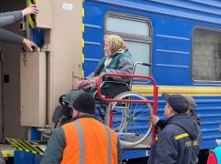 У Мінреінтеграції розповіли, скільки маломобільних людей вдалося евакуювати з-під обстрілів на Харківщині