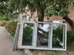 В Харькове начали централизованно стеклить выбитые окна