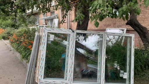 В Харькове начали централизованно стеклить выбитые окна