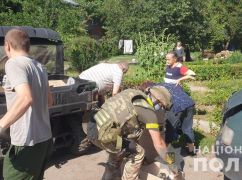 Полицейские из Чугуева отвезли хлеб и воду жителям, оставшимся на линии фронта
