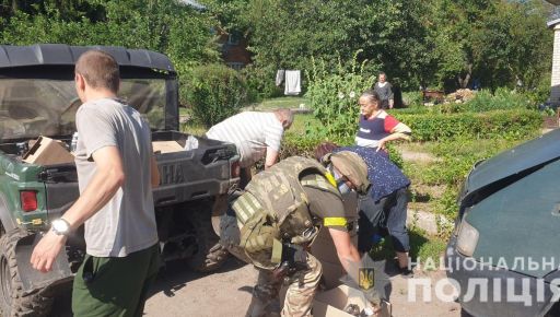 Поліцейські з Чугуєва відвезли хліб і воду мешканцям, що залишилися на лінії фронту