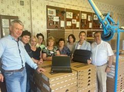 Вчителям Харківської області передали майже 600 ноутбуків